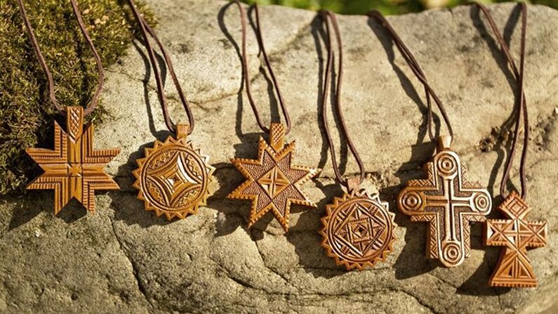 mediniai amuletai ir talismanai