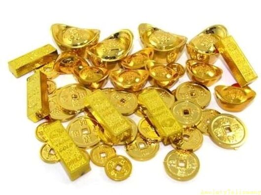 aukso luitai ir monetos kaip sėkmės amuletai