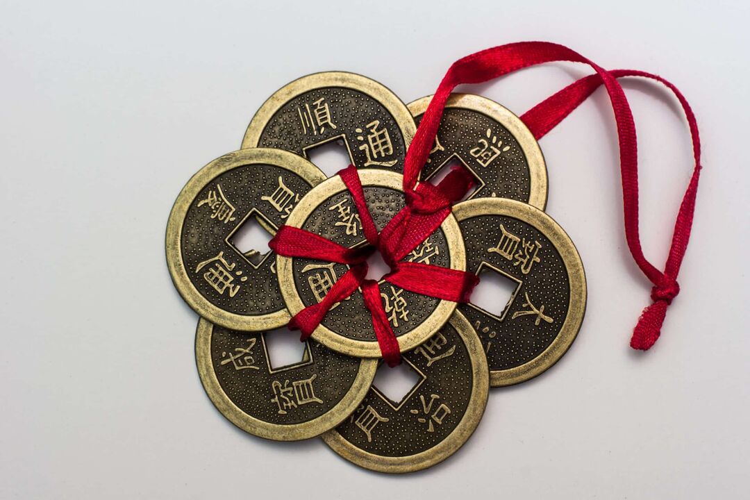 Kinų amuletas už pinigus su atitinkamais hieroglifais