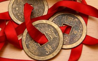 Kinijos monetų, sutvarstyta raudona juostele